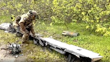 Беспилотник ВСУ весом 105 кг застрял в крыше здания в ДНР