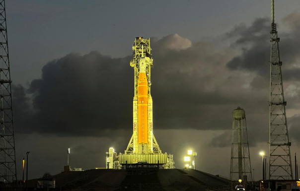 NASA запустило корабль Orion с астронавтами к Луне