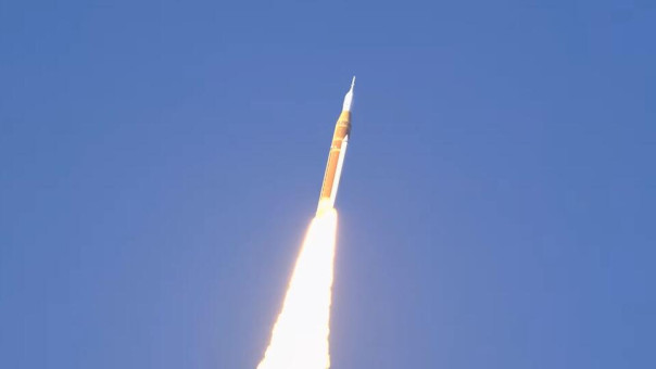 Впервые за полвека космический корабль с астронавтами полетел на Луну