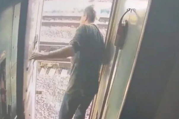 Пассажира, вытолкнувшего проводницу из поезда в Костромской области, задержали
