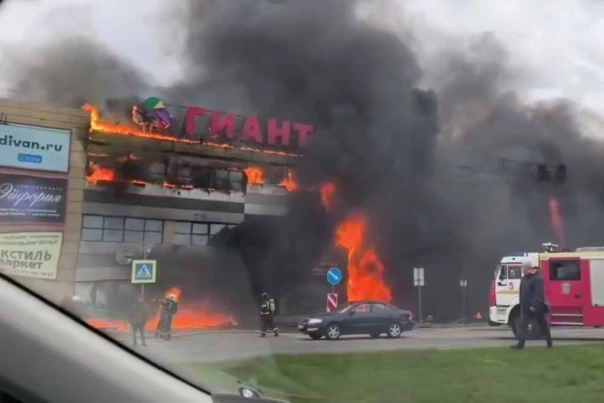 В Калининграде вспыхнул ТЦ: огонь перекинулся на припаркованные рядом авто, есть пострадавшие