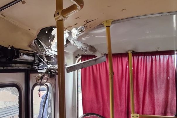 Дрон атаковал автобус в центре Горловки, ранены пассажиры, повреждены несколько домов