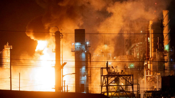 Три человека пострадали при взрыве на нефтеперерабатывающем заводе в Вашингтоне