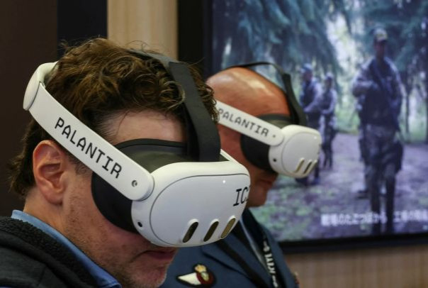 Palantir сбрасывает маски