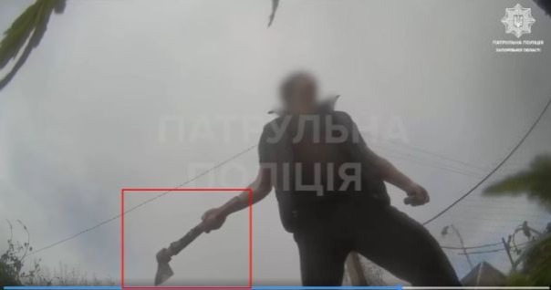В Запорожье украинец с топором набросился на полицаев, пытаясь спасти друга-дезертира, В Виннице женщина монтировкой пыталась отбить "добровольца"
