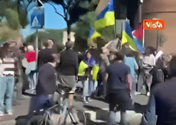 «Фашисты, вон с марша!» В Италии избили митингующих с украинскими флагами