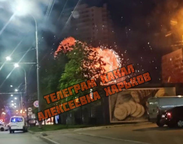В Харькове на Алексеевке, на парковке между магазинами "Рост" и "АТБ" взорвалась военная машина