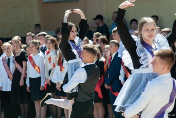 Креатива будет все больше? Сеть обескуражена запретом иностранных хитов на выпускных мероприятиях в российских школах