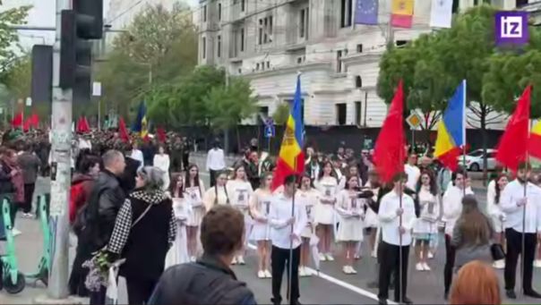 Тысячи людей вышли на марш Победы в Кишиневе, жители эстонской Нарвы возложили цветы к советскому мемориалу