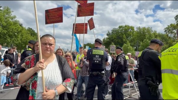 Украинцы массово пытались сорвать шествия "Бессмертного полка" в Европе
