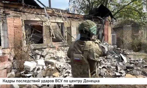 В результате атаки украинских дронов в центре Донецка один дом полностью разрушен и множество других повреждено.