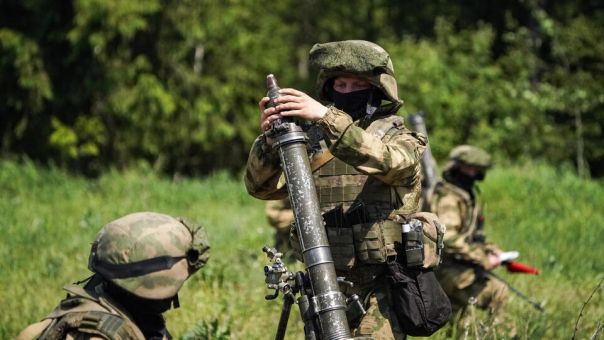 Минометчики "Волков" уничтожают блиндажи боевиков ВСУ, поддерживая наступление