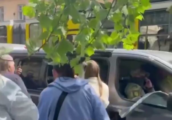 Во Львове группа «агрессивных людей» напала на авто ТЦК и освободила уклониста