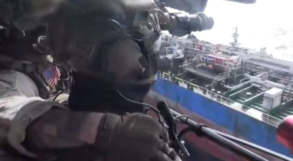 Страх перед КСИР: Морпехи США высадились на иранский танкер в Оманском заливе, но вскоре покинули его