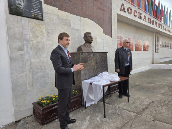 В Дагестане в Каспийске открыли бюст Сталину.