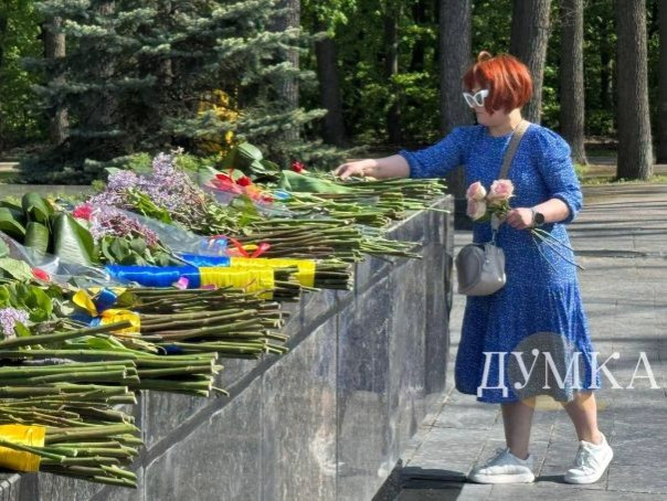 В Киеве и Харькове люди несут цветы к мемориалам погибшим советским воинам
