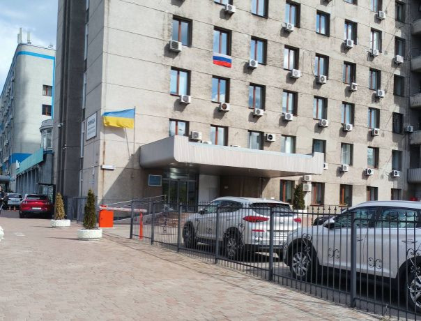 В Киеве на 9 мая вывесили российский флаг.