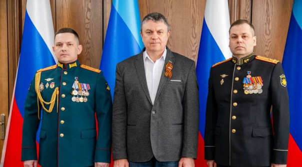 Леонид Пасечник накануне Дня Республики присвоил Героя ЛНР двум военнослужащим России