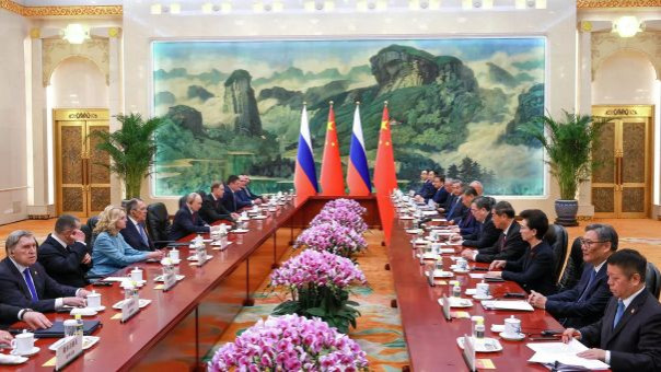 Путин и Си Цзиньпин проводят переговоры в расширенном составе