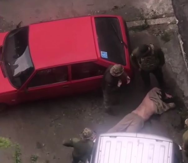 На Украине сотрудники ТЦК насмерть забили мужчину при попытке мобилизации | В Киеве ТЦК избили ветерана ВСУ и отправились на фронт