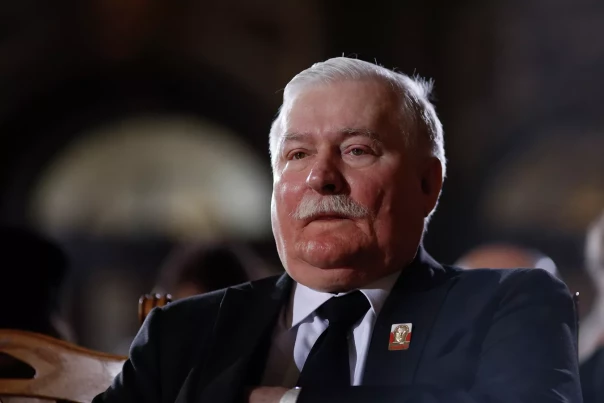 Валенса снял с груди украинский флаг и отказался поддерживать Зеленского