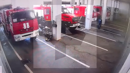 Легковушка влетела в пожарное депо в Грозном, погибли два сотрудника МЧС