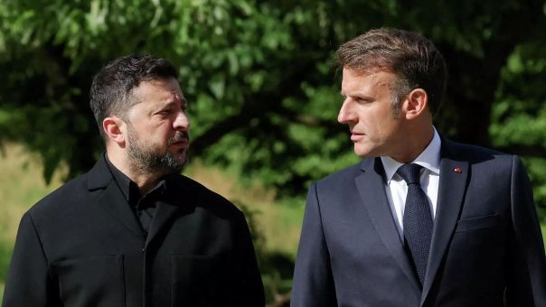 В США рассказали, какой сюрприз Зеленский устроил Макрону на саммите G7