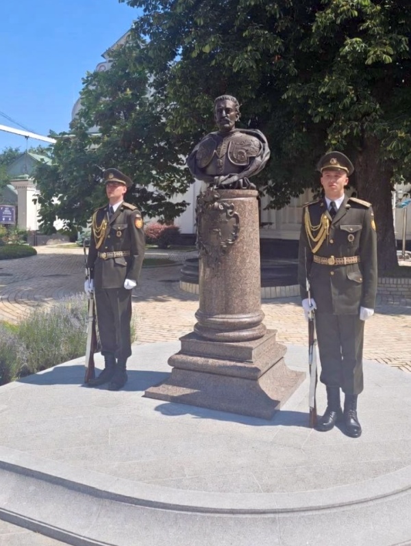 Там, где Ленин упал, будет твёрдо стоять Мазепа — Зеленский