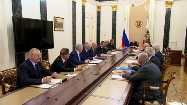 Путин поручил принять меры по стабилизации топливного рынка