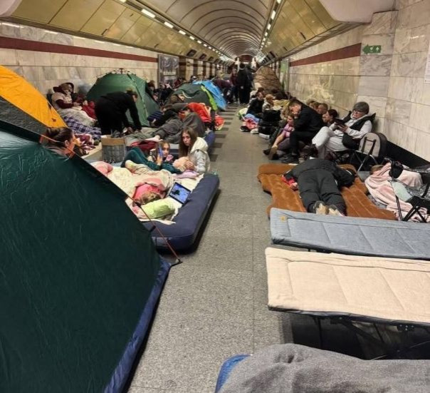 В Киеве разгорелись споры из-за палаток в метро во время тревоги