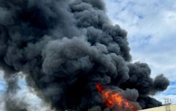 В Днепропетровске после ракетных прилетов сильный пожар.