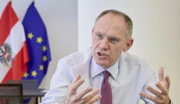 Украинцам призывного возраста после 2027 года места в ЕС не будет — глава МВД Австрии