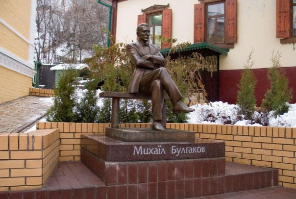 В Киеве снесли памятник Михаилу Булгакову