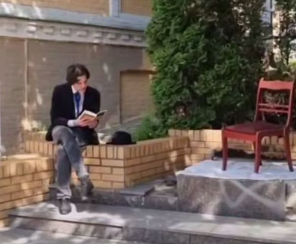 В Киеве мужчина в образе Булгакова возле его музея читал вслух «Белую Гвардию»... набежали нацозабоченные