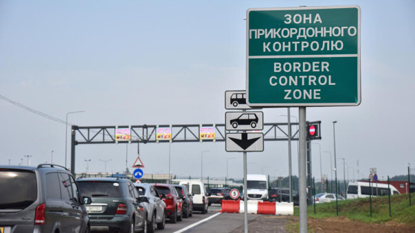 Украинцы массово пытаются сбежать в Польшу