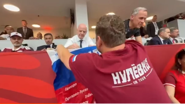 Глава ФИФА сделал фото с флагом России на глазах тысяч фанатов. Канадцы в шоке