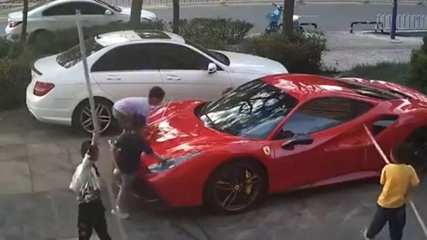 Четверо детей превратили Ferrari в игровую площадку