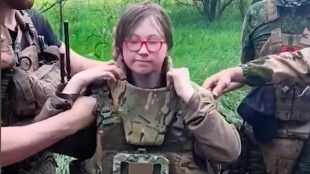 Российские бойцы эвакуировали из Константиновки девочку-сироту Софию