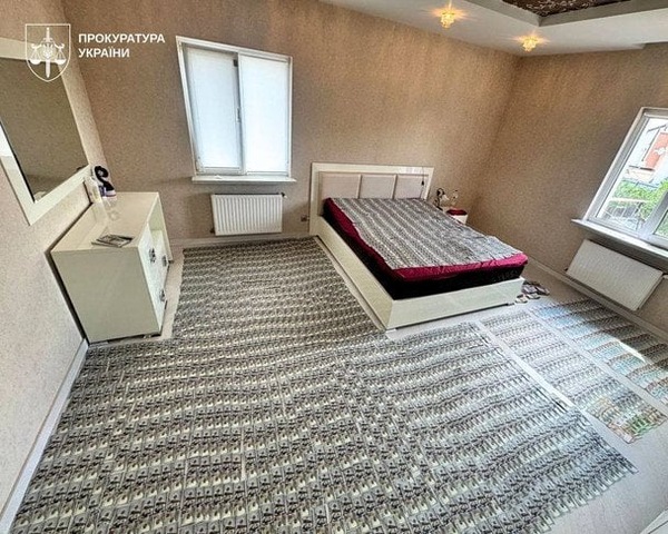 «Ковры» из долларов на полу! На Украине задержали врачей за спасение ухилянтов от службы в ВСУ