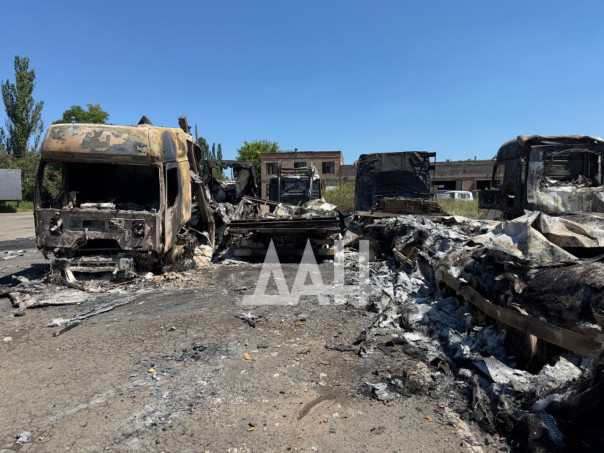 В Донецке из-за атаки БПЛА сгорели 22 фуры, разрушен мост на трассе Мариуполь-Донецк, атакован автомобиль МЧС России