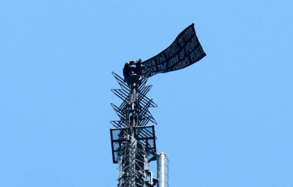 Полиция задержала молодую пару, которая забралась на вершину Empire State Building в Нью-Йорке и вывесили баннер