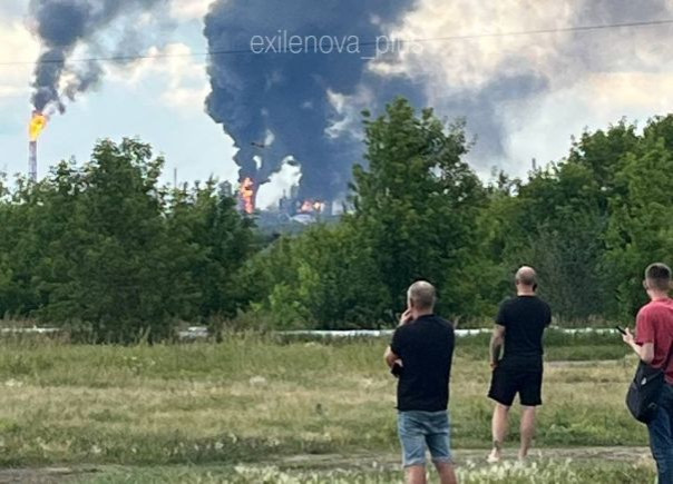 Украинские дроны долетели до НПЗ в Омске, находящегося на расстоянии более 2500 км от границы.
