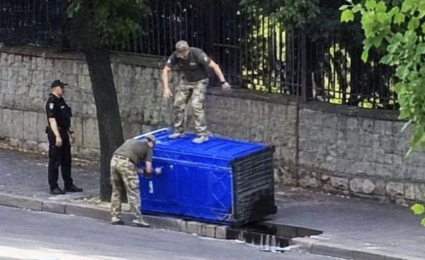 Перевернули и выломали двери. В Кривом Роге ТЦК устроили штурм биотуалета, где спрятался уклонист | Подборка видео