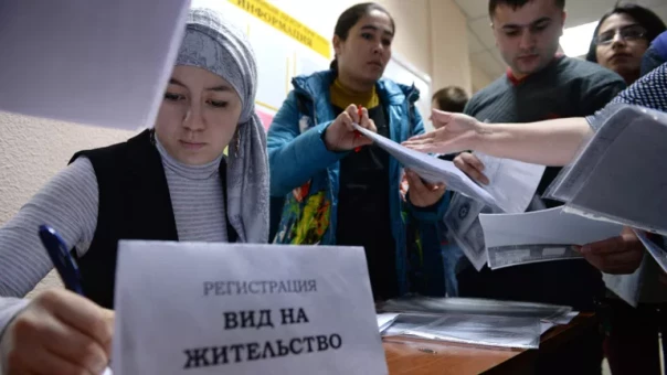 Мигрантов обяжут приобретать телефон при приезде в Россию