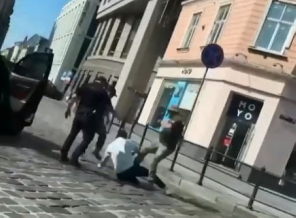 Во Львовском ТЦК пообещали разобраться с избиением мужчины, которого военные бьют ногами | Подборка видео