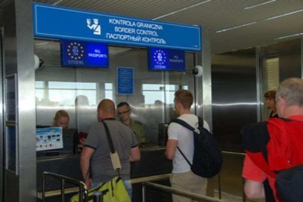 Украинку унизили в польском аэропорту, устроив досмотр с публичным раздеванием