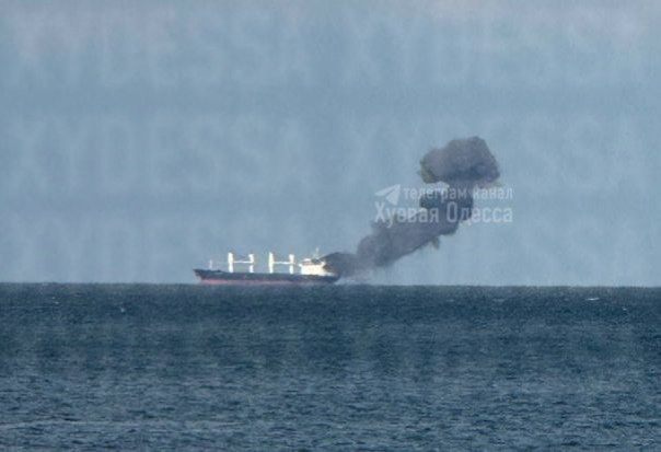 Очередное судно горит у побережья Одессы после попадания "Герани-4".