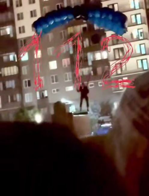 Питерский десантник отметил день ВДВ, прыгнув с многоэтажки. Фото
