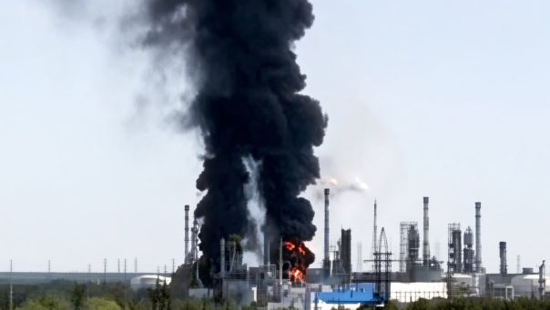 В Тюменской области из-за падения дронов ВСУ загорелось предприятие