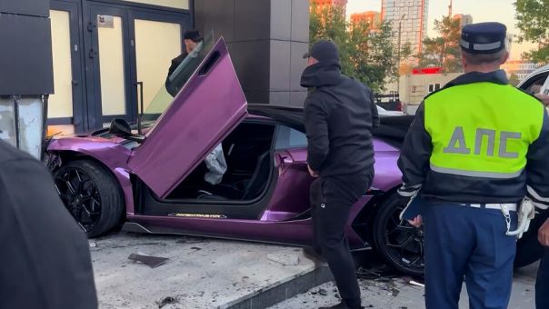 Lamborghini Aventador SVJ за 40 млн рублей влетел в многоэтажку в Екатеринбурге